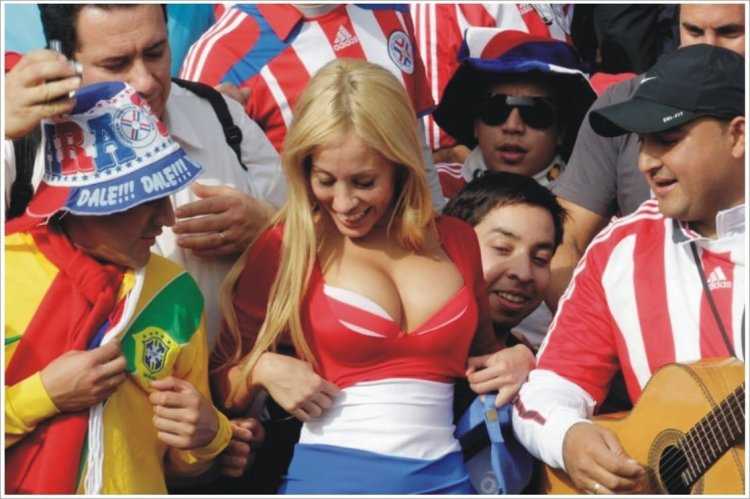 Болельщица Парагвая Патти грудь