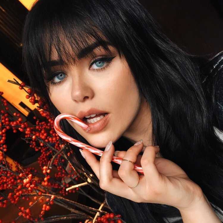 Кристина Базан брюнетка с челкой