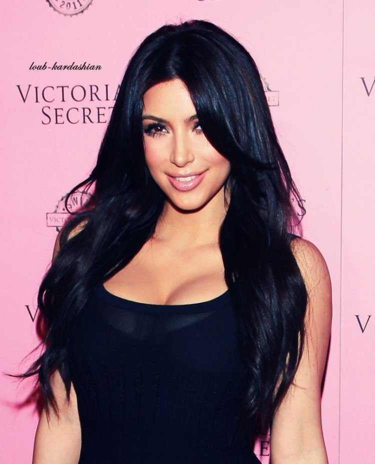 Ким Кардашян черные волосы