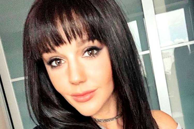 Юлианна Караулова с черными волосами