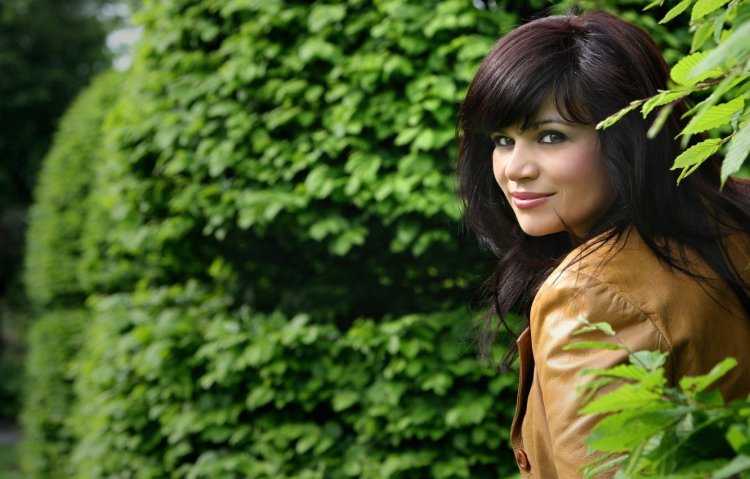 Брюнетка с зелеными глазами с челкой