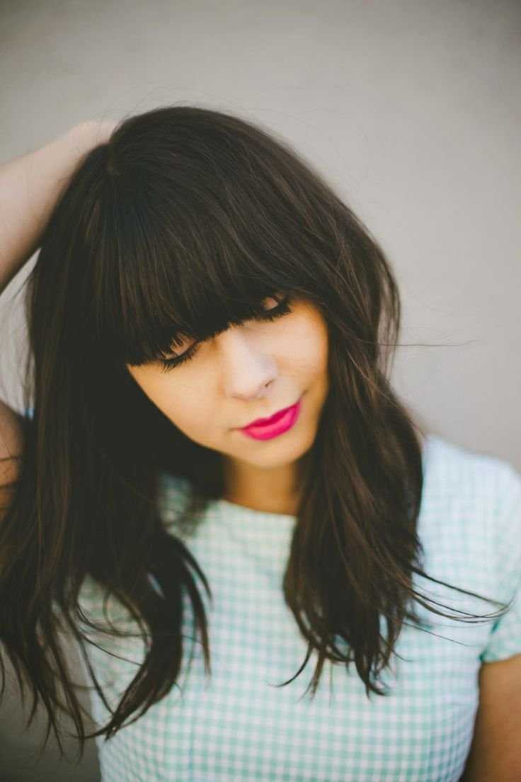 Брюнетка с челкой