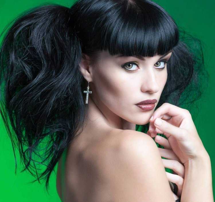 Брюнетка с челкой