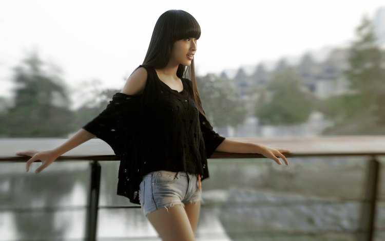 Азиатка брюнетка с чёлкой