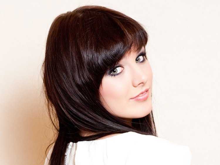 Ева Фарна с длинными волосами