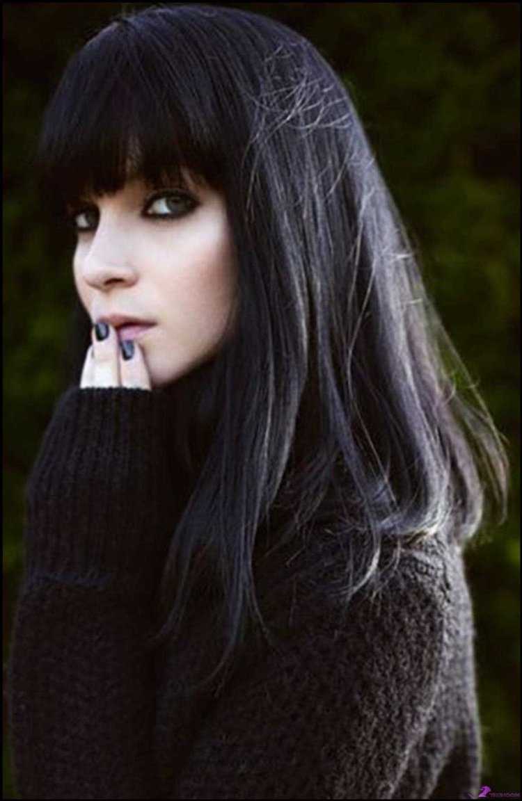 Прямые черные волосы с челкой