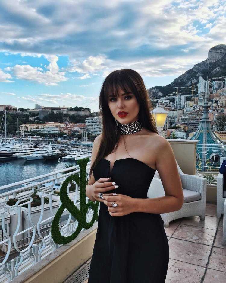 Кристина Базан с челкой