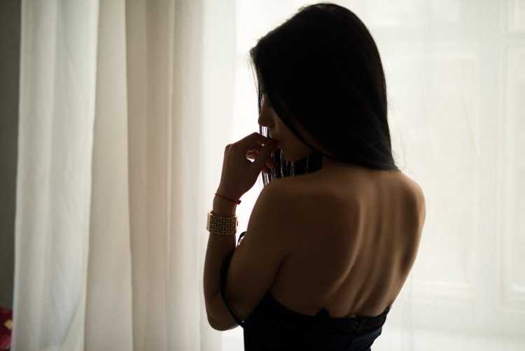 Красивая брюнетка со спины