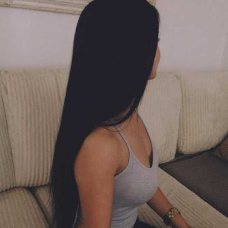 Благоуханная брюнетка с длинными волосами, демонстрирующая спину