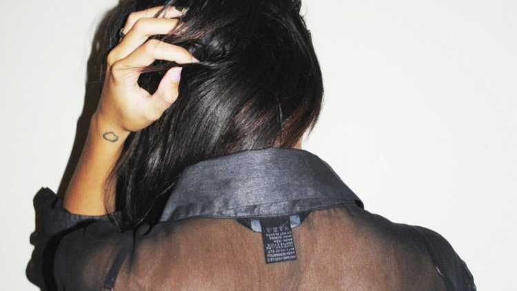 Брюнетка с модным каре, обращенная спиной на фоне зимнего пейзажа