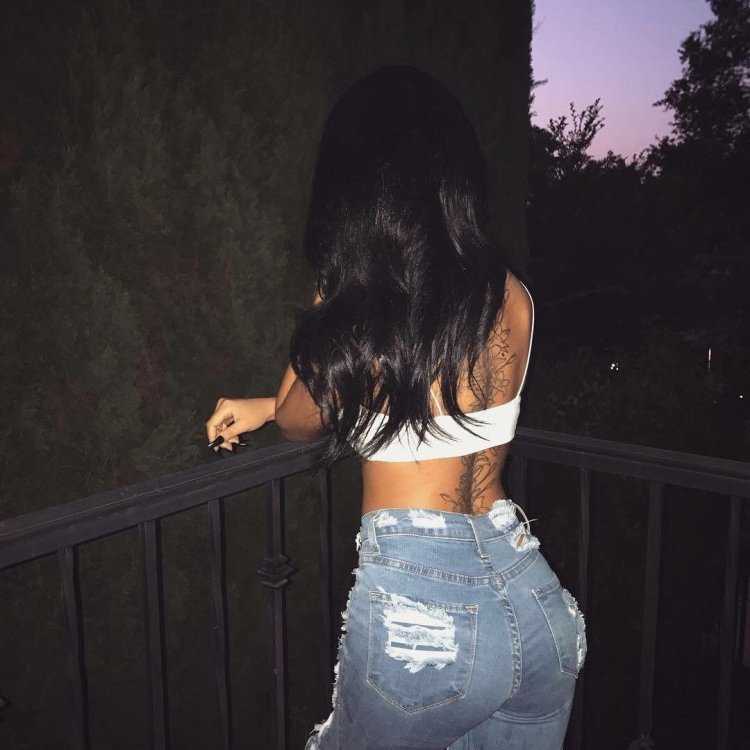 Привлекательная брюнетка смотрит вперед