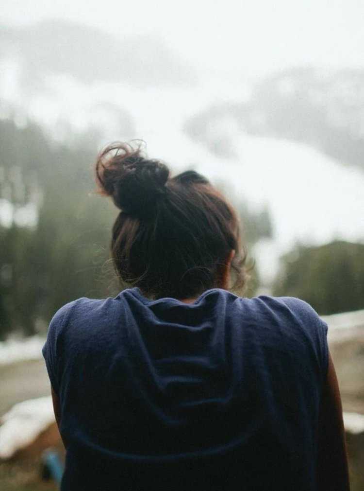 Лицо девушки со спины