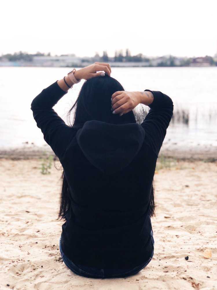 Пленительная брюнетка показывает свою спину