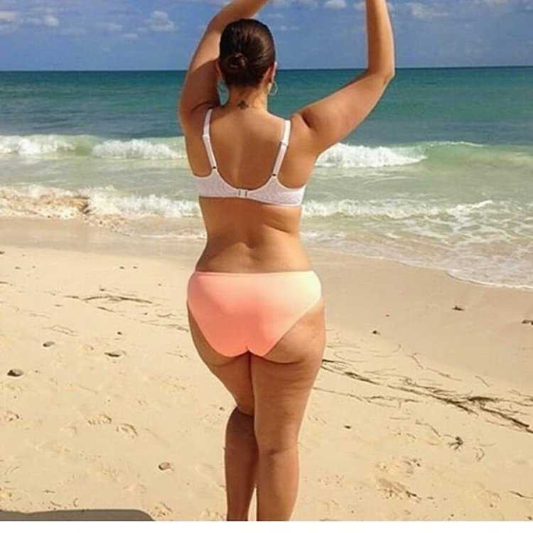 Neiva Mara в джинсах