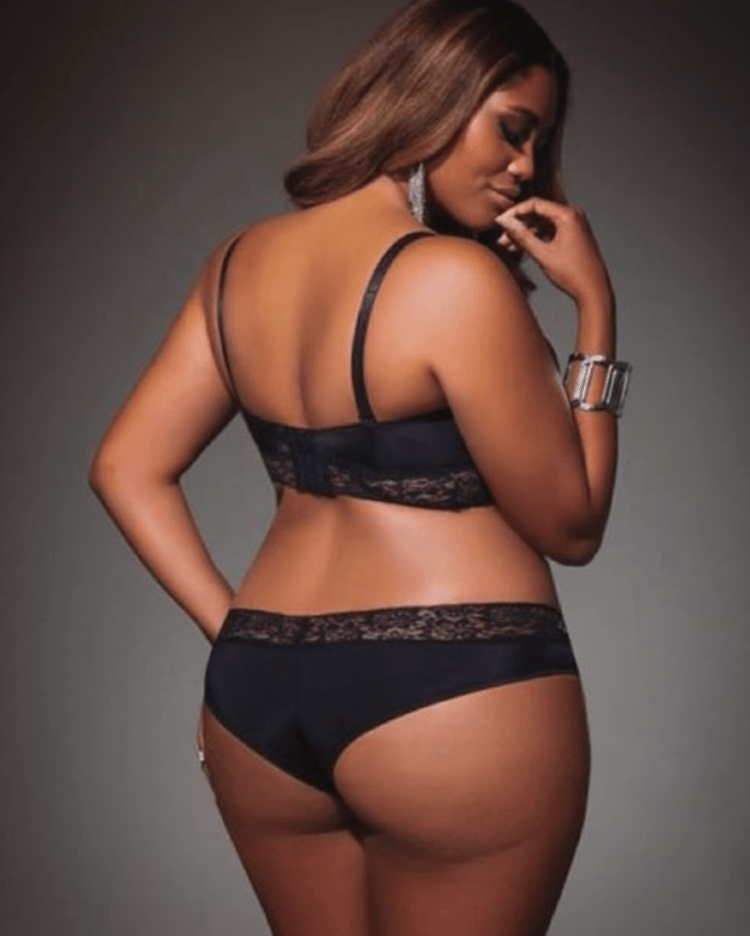 Эшли Грэм в купальнике сзади