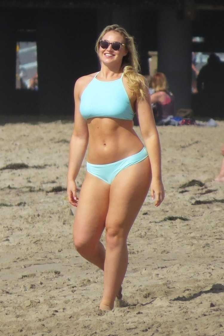 Модель Искра Лоуренс в купальнике