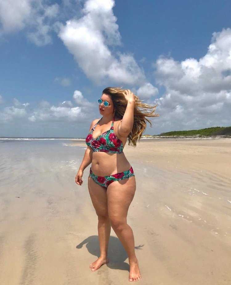 Флавия Ласерда в купальнике