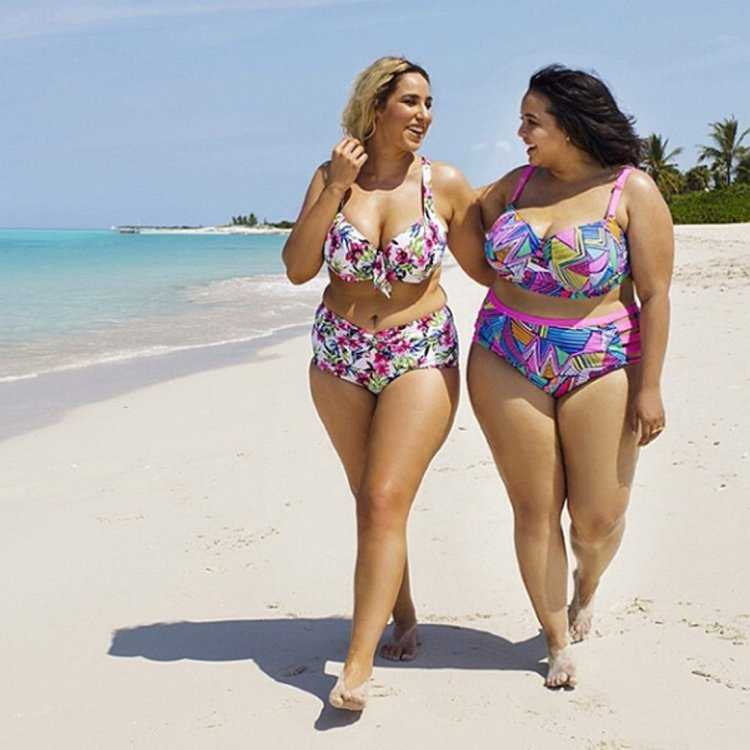 Упитанная женщина в купальнике