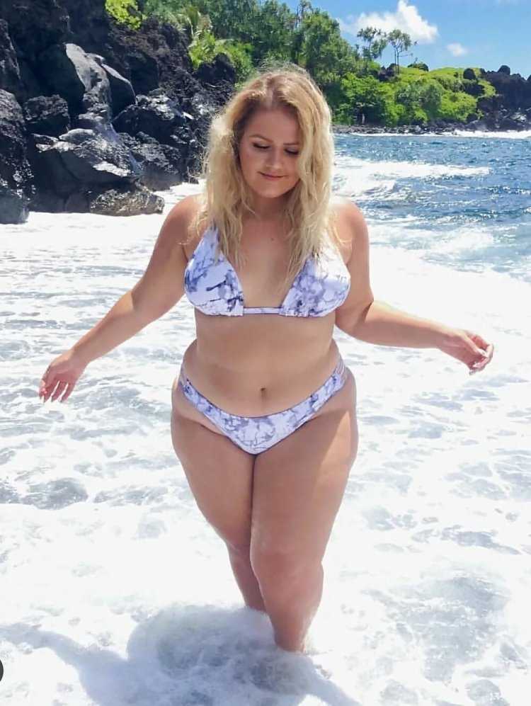 Толстушка в купальнике