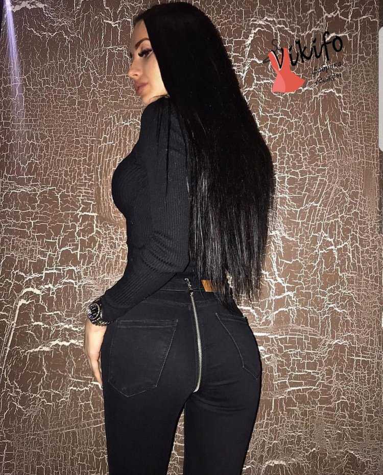 Девушки в джинсах с молнией на попе