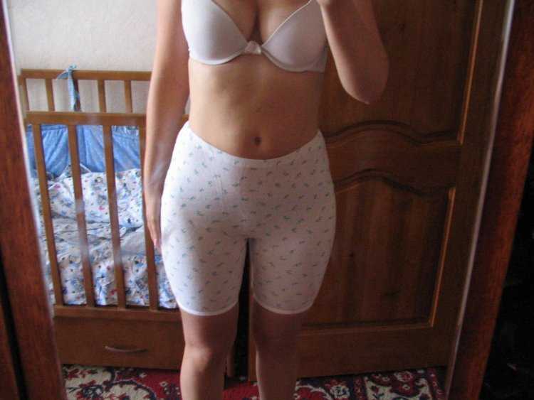 Пышные женские формы в домашних трусиках