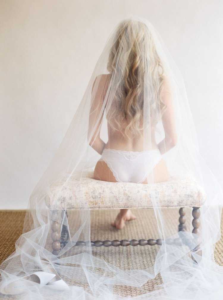 Невеста в белье с фатой