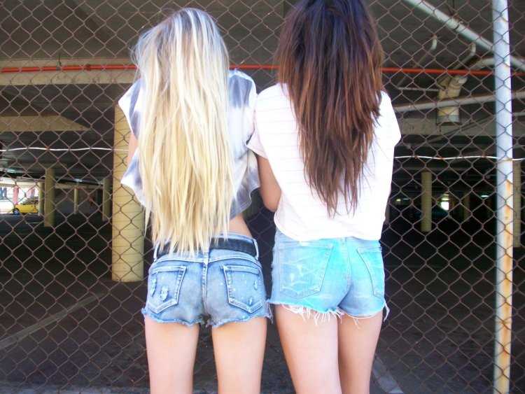 Подруги в купальниках