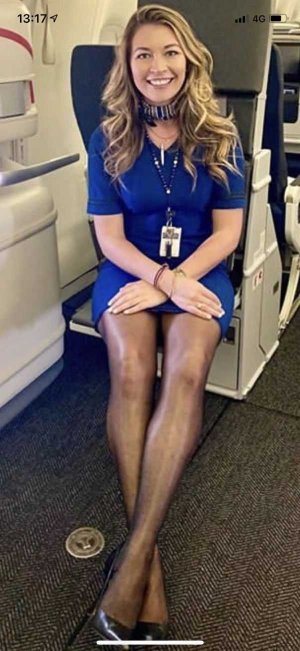 Красивые ножки стюардесса в самолете
