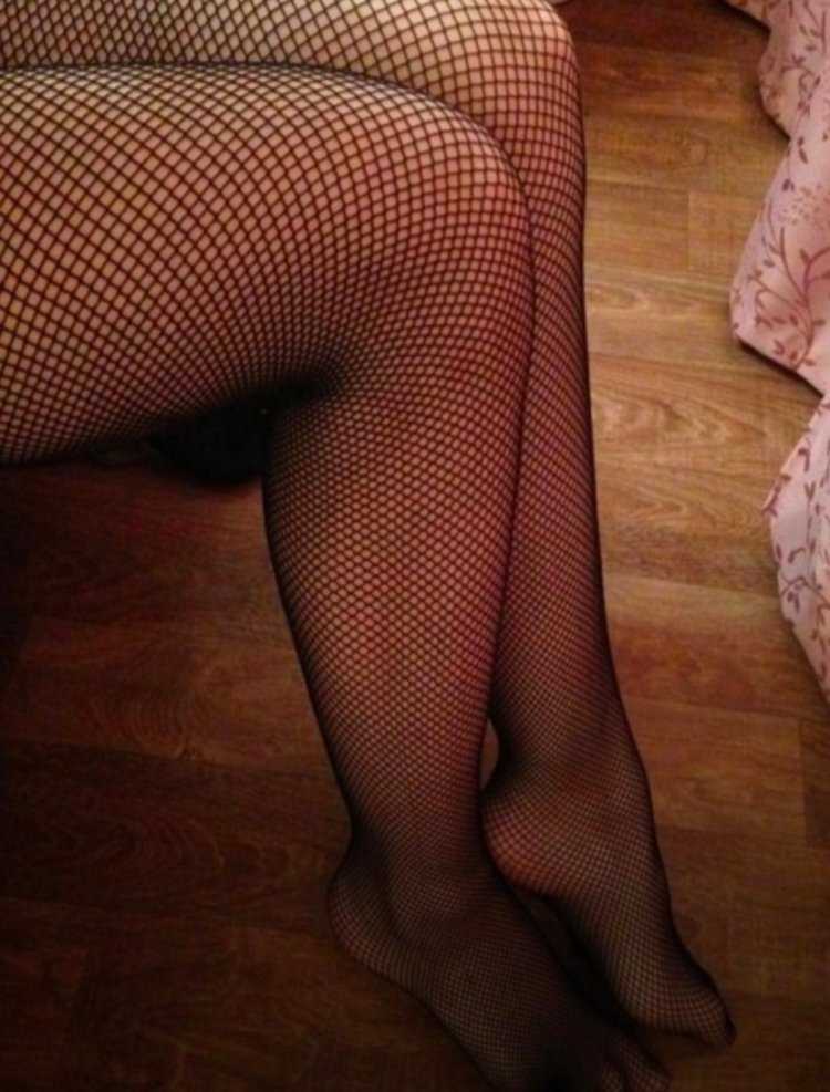 Ножки в сетчатых колготках