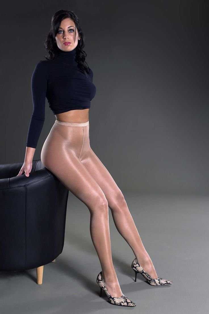 Дамы в блестящих колготках
