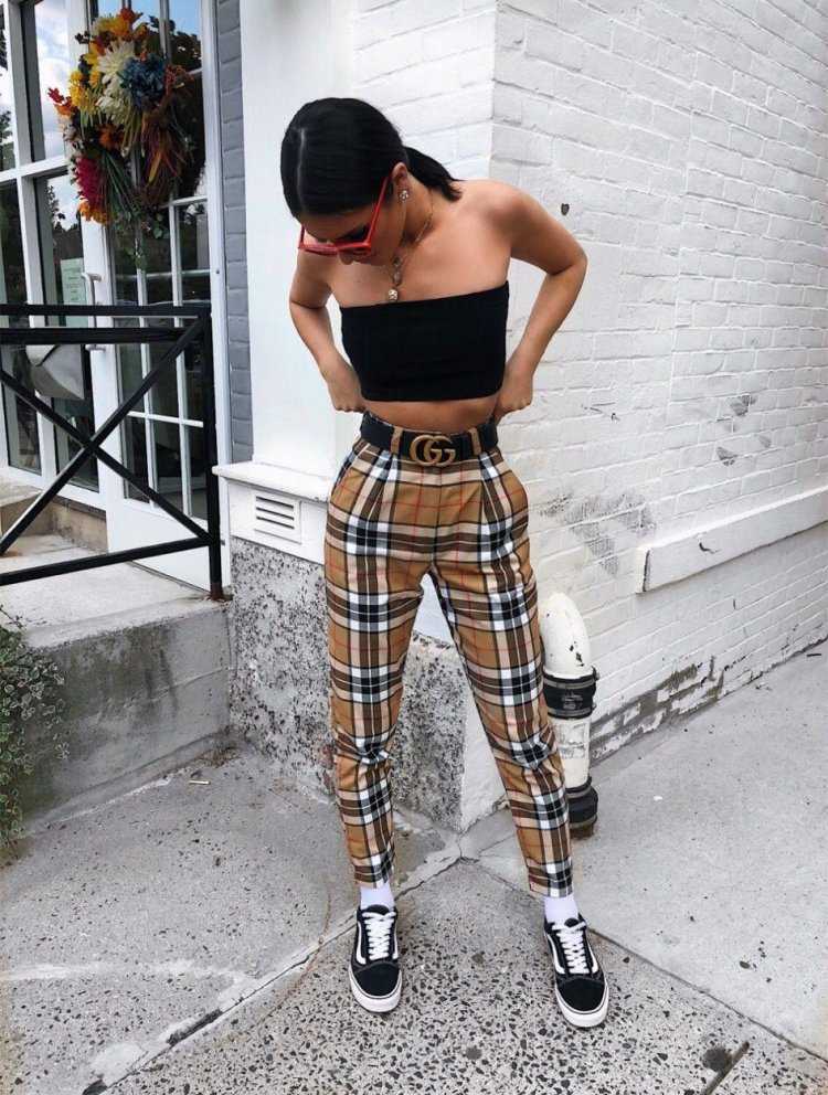 Девушки в клетчатых штанах