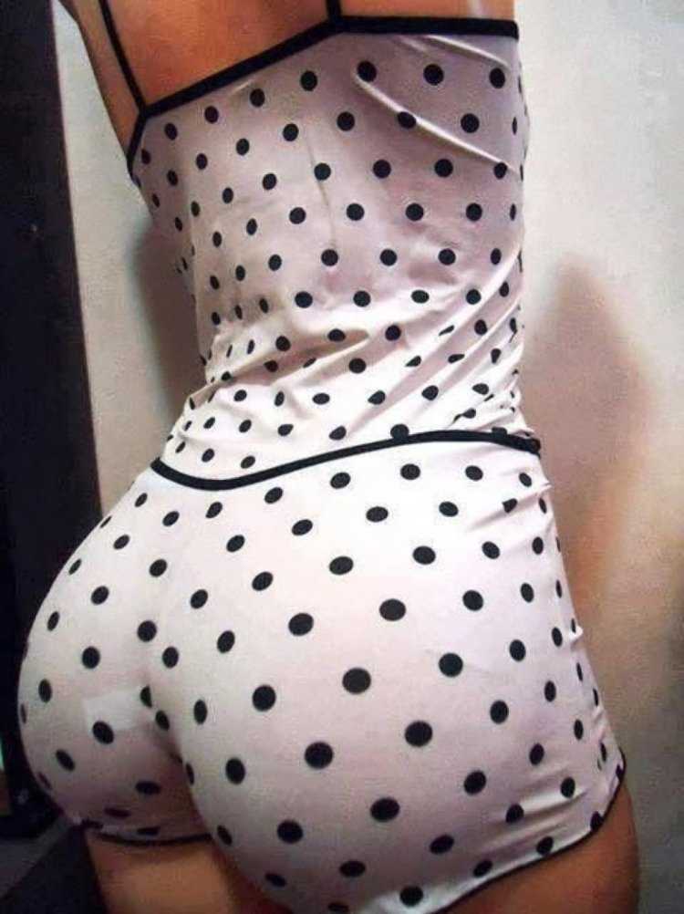 Попка в платье в горошек