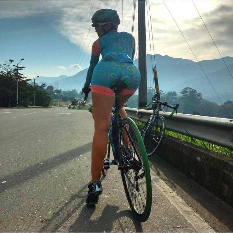 Красивая попа на велосипеде