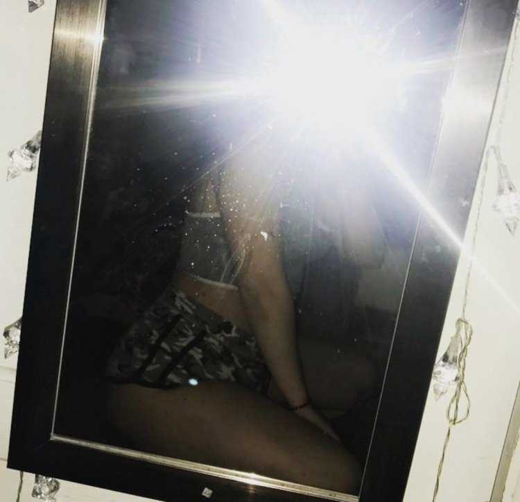 Девушки в зеркале со вспышкой