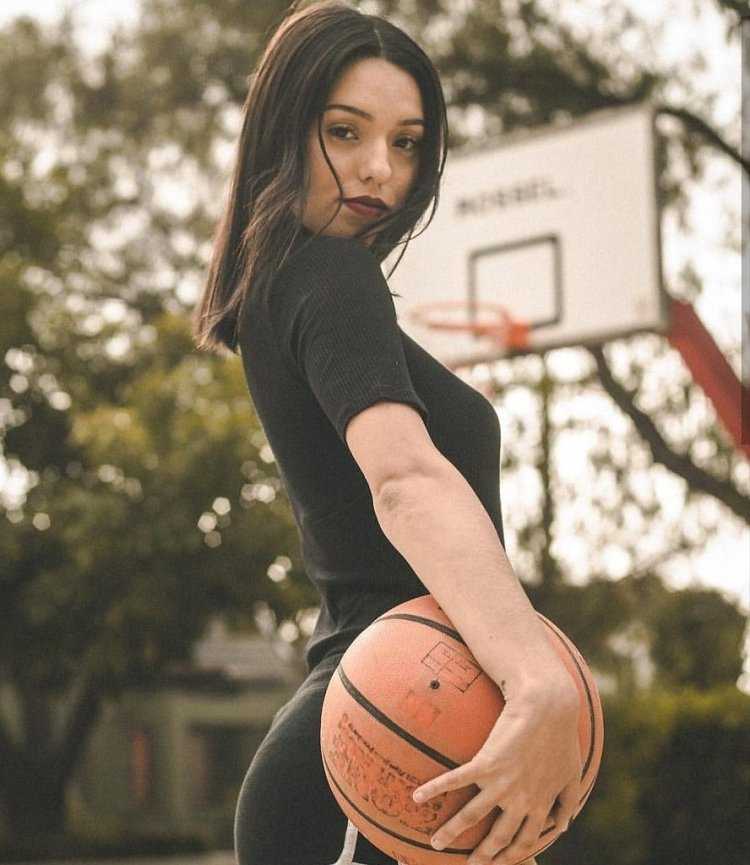 Лана Роудс с баскетбольным мячом