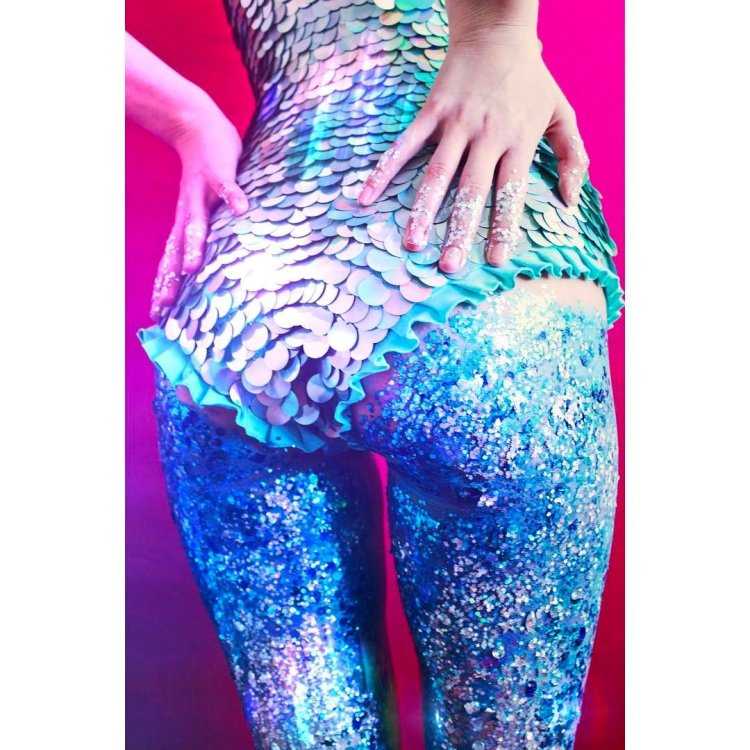 Девушки в обтягивающем в спортзале