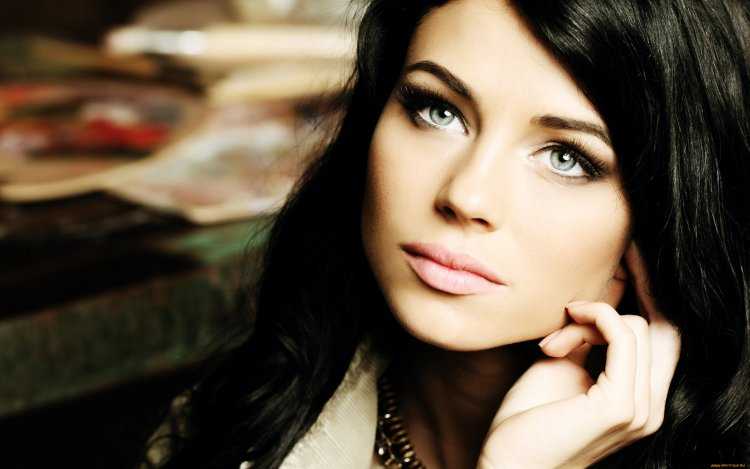 Красивые брюнетки с зелеными глазами