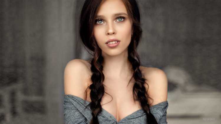 Брюнетка с косичками