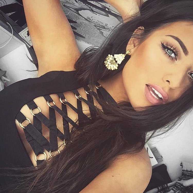 Брюнетка с красивым макияжем в платье