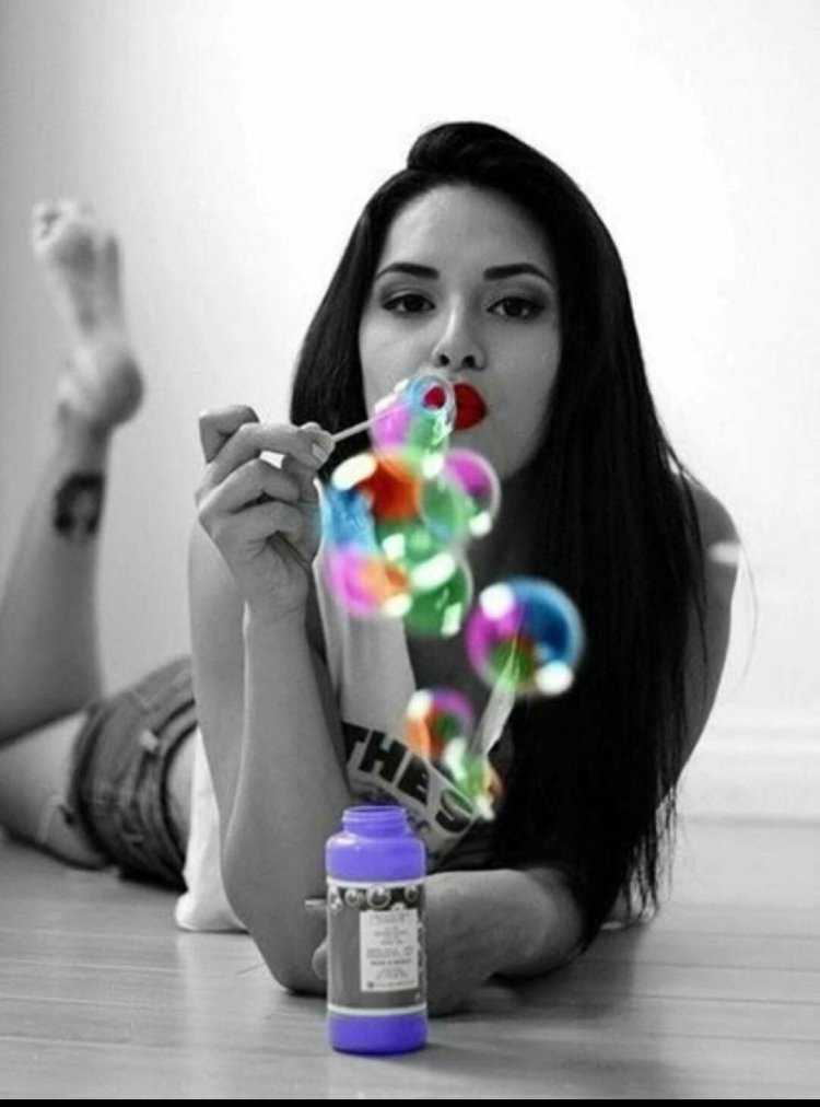 Забавная брюнетка