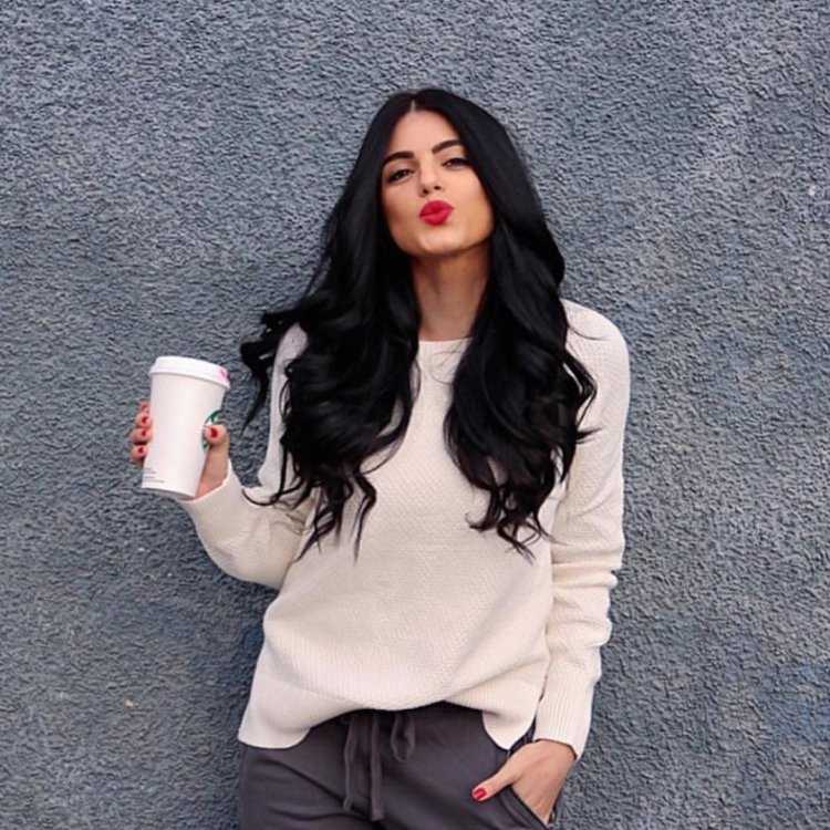 Девушка с чёрными волосами и белой свитер