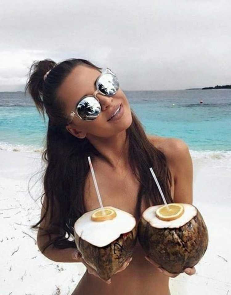 Девушка с кокосом