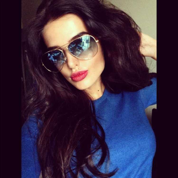 Красивая брюнетка в очках