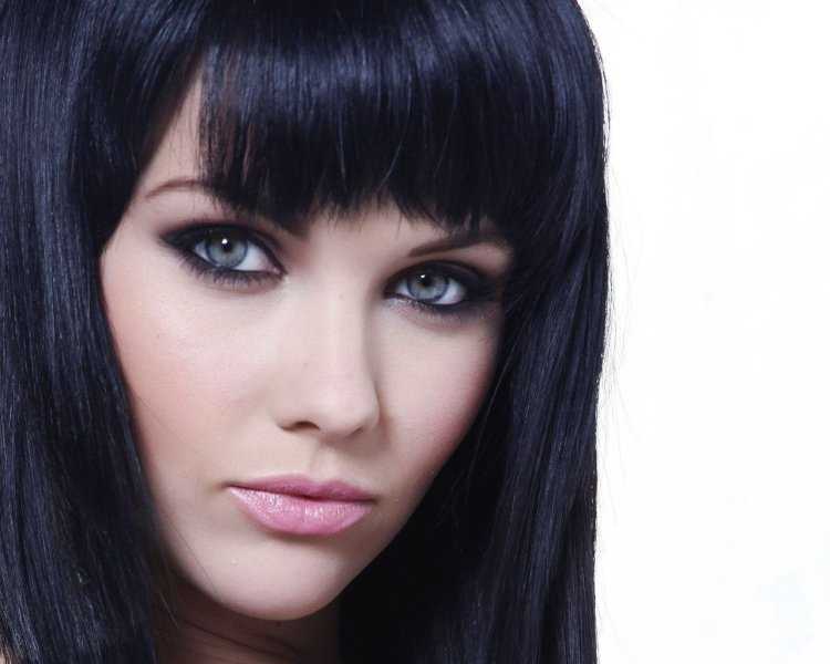 Прямая челка на длинные волосы брюнетки17