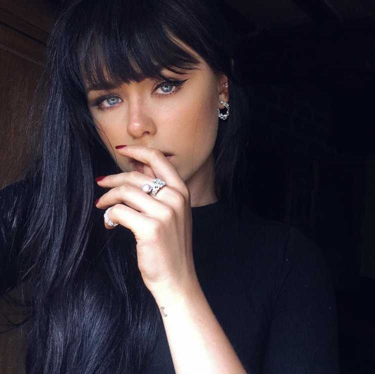 Кристина Базан брюнетка