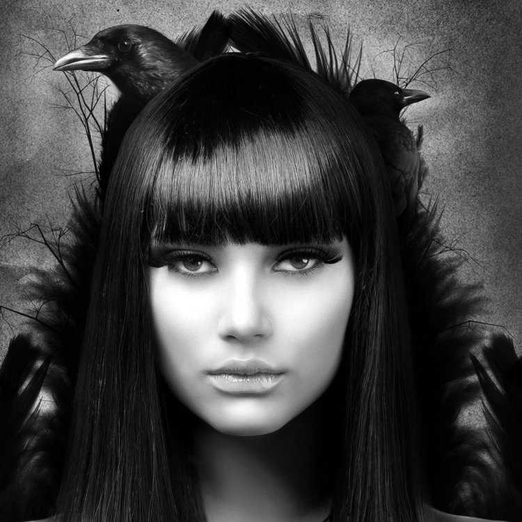 Девушка с черными волосами и челкой