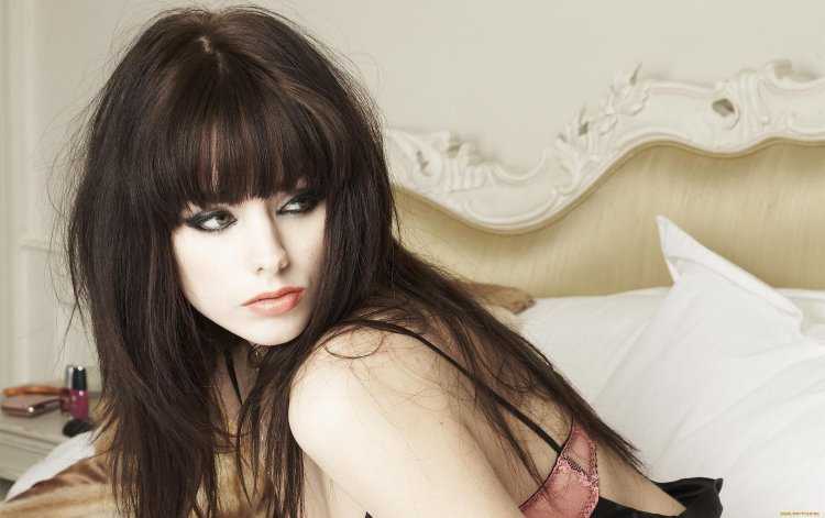 Брюнетка с челкой