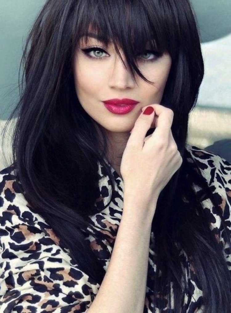 Прямая челка на длинные волосы брюнетки54