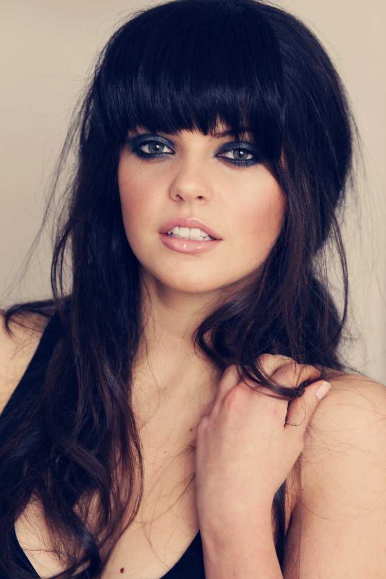 Брюнетка с челкой