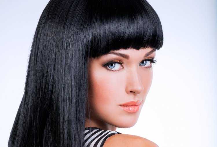 Прямые черные волосы с челкой